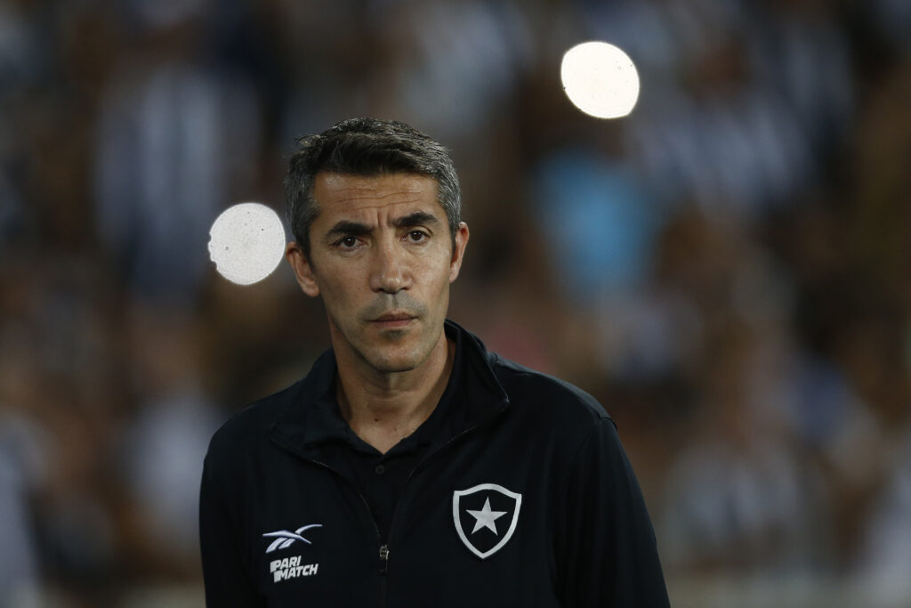 Técnico Bruno Lage em jogo do Botafogo; Flamengo se prepara para clássico pelo Brasileirão