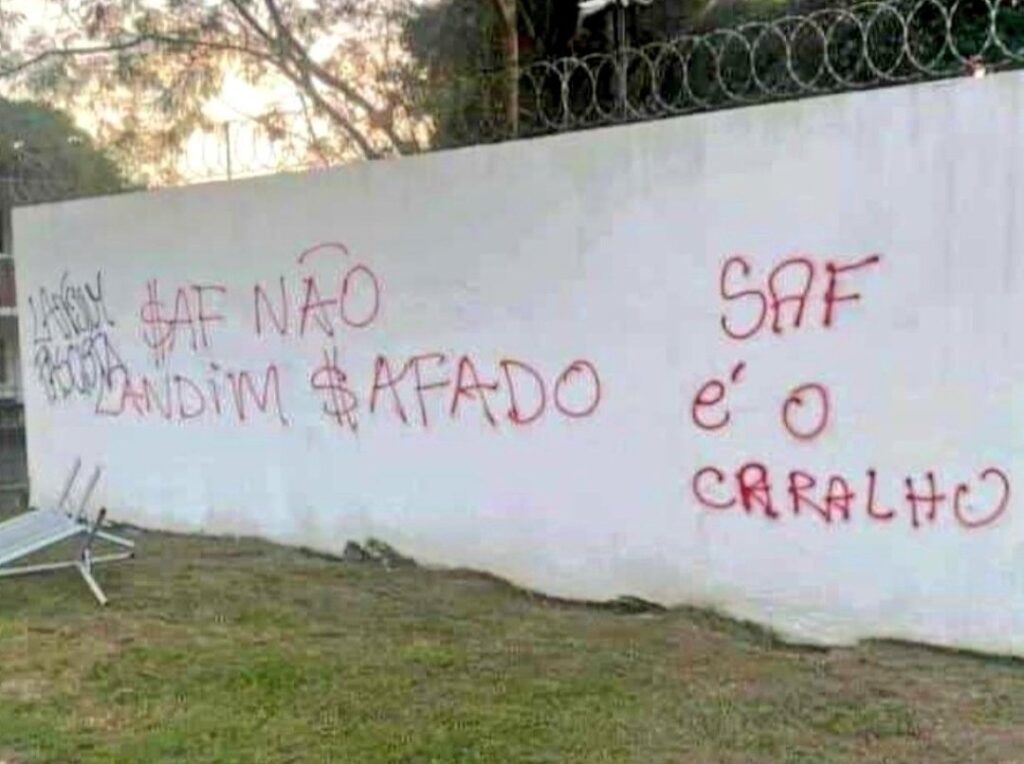 Grupo de torcedores protestou com pichações no Ninho do Urubu após eliminação para o Olimpia na Libertadores. Presidente do Flamengo, Rodolfo Landim, foi principal alvo