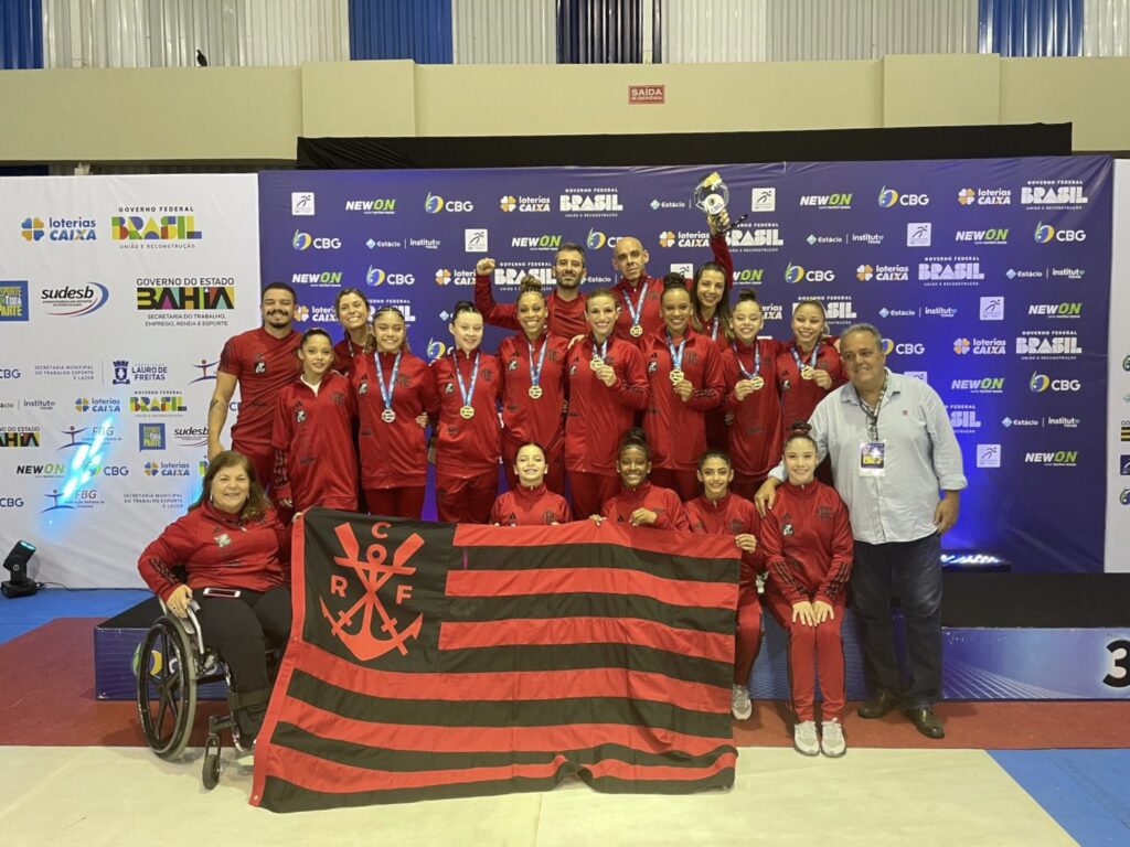 Delegação do Flamengo mostra medalhas de ouro no Brasileiro de Ginástica