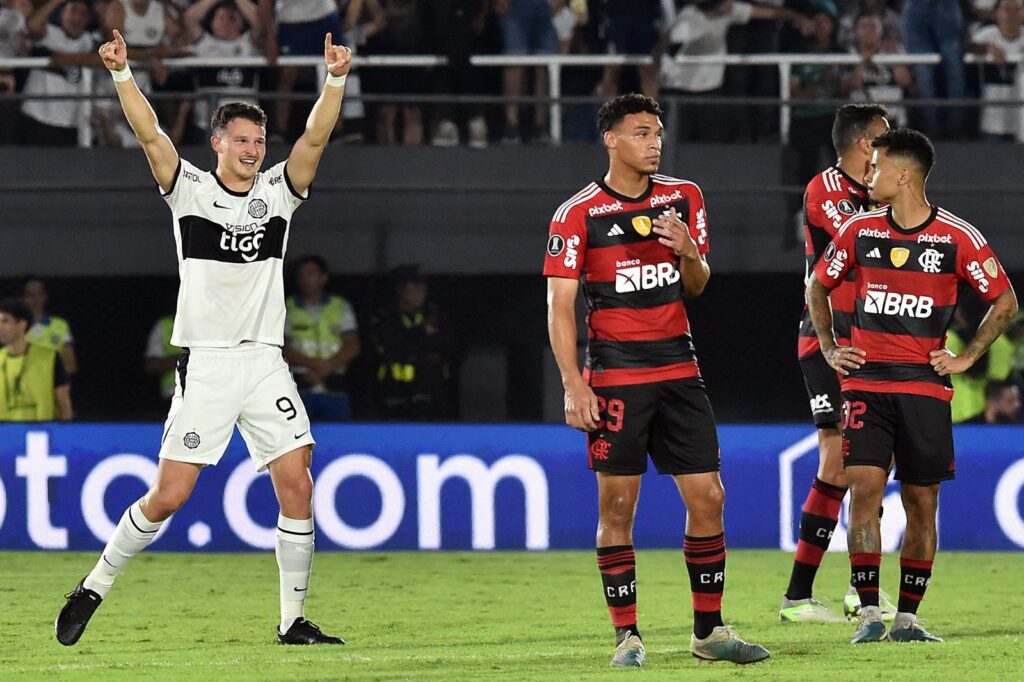 Jogadores do Flamengo durante eliminação na Libertadores; Zé Elias detonou atuações do time após vitória do Fluminense sobre o Olimpia