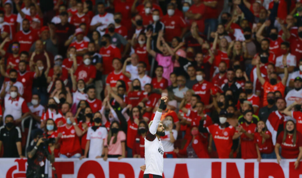 Gabigol comemora gol contra o Internacional