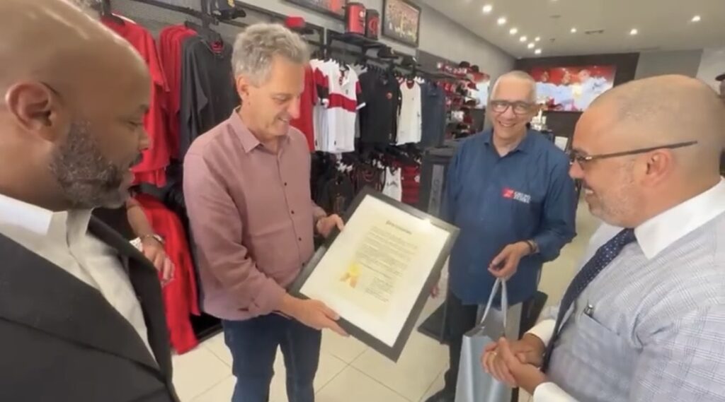 Em Orlando, Landim recebe placa do 'Dia do Flamengo' em loja do clube