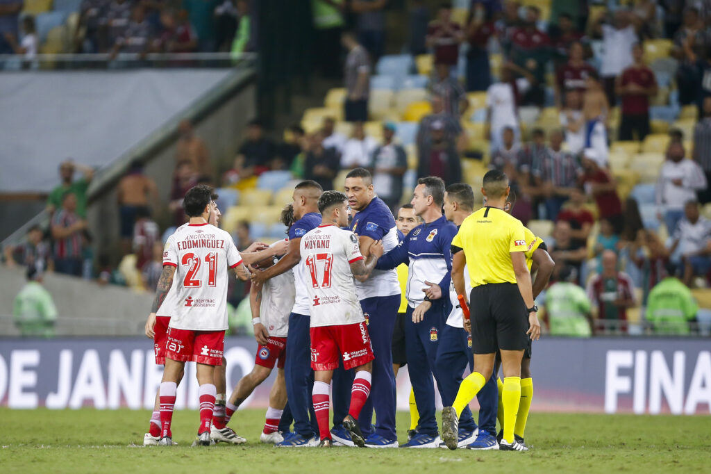 Jogadores do Argentinos Juniors reclamam com a arbitragem contra Fluminense no Maracanã