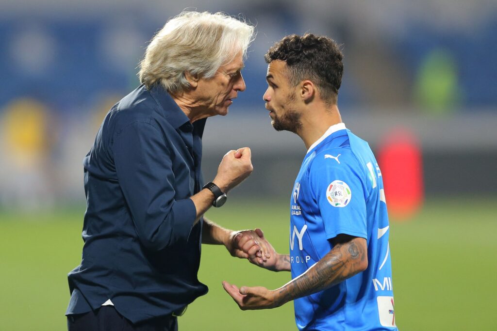 Jorge Jesus dando bronca em Michael durante jogo do Al-Hilal, ambos são ex-Flamengo e queridos pela torcida