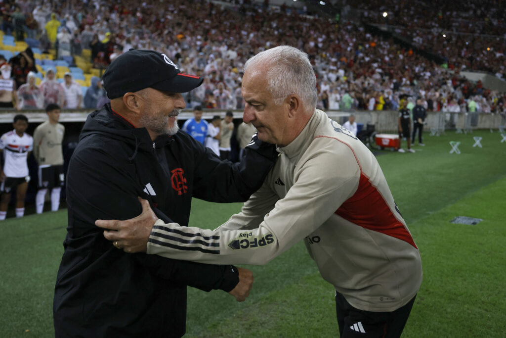 Dorival Júnior e Jorge Sampaoli se cumprimentam em Flamengo x São Paulo; torcida xingou argentino no Maracanã