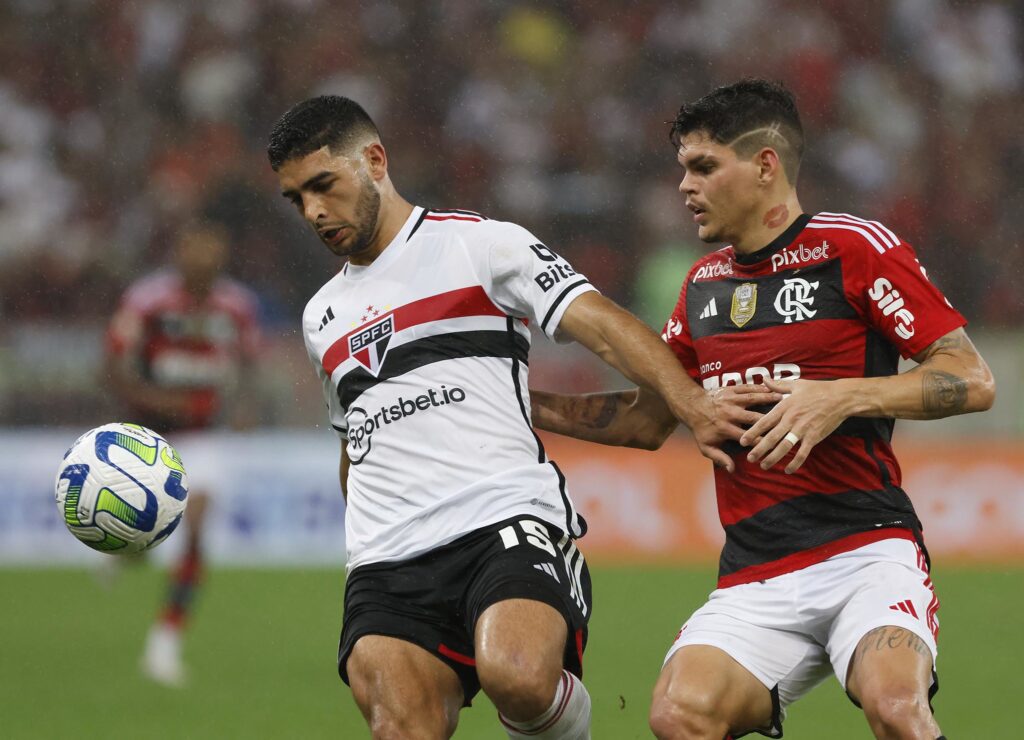 Michel Araújo foi o autor do pênalti que culminou no empate do Flamengo contra o São Paulo, pelo Brasileirão