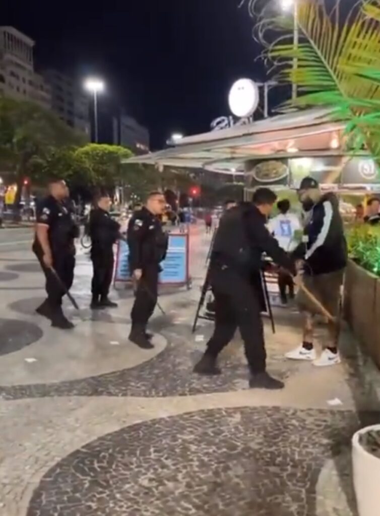 Torcedores do Olimpia destroem quiosque em Copacabana