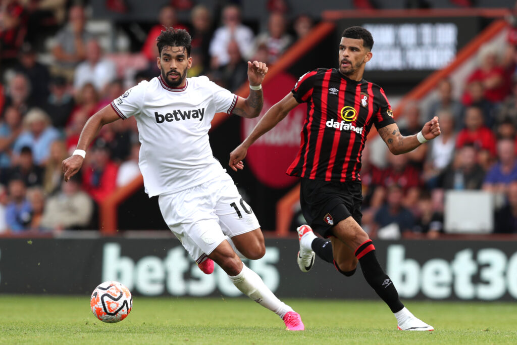 Lucas Paquetá em campo com a camisa do West Ham