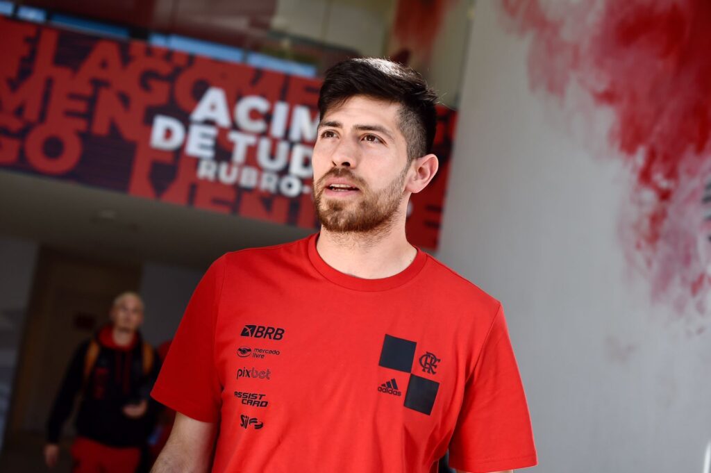 Rossi em campo pelo Flamengo; goleiro titular na Copa do Brasil e as últimas notícias