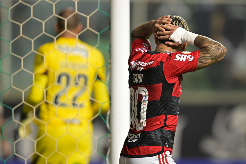 Durante o treino desta quinta, Sampaoli esboçou mudanças para a partida entre Flamengo e Botafogo. Gabigol deve sair para entrada de Pedro