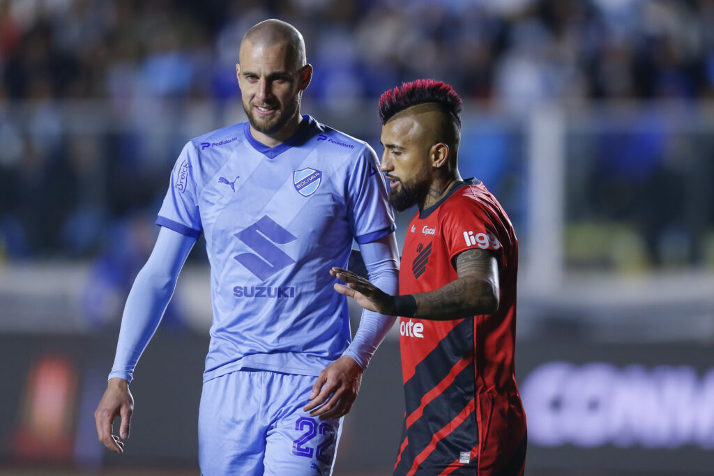 Arturo Vidal em derrota do Athletico-PR para o Bolivar