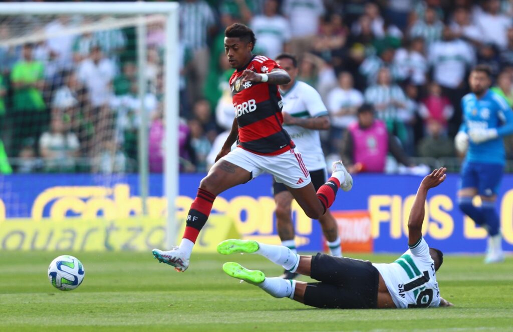 Bruno Henrique deixa marcador do Coritiba para trás