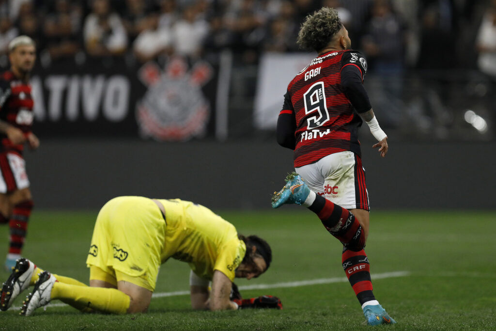 Torcedores do Corinthians revelam trauma com Gabigol em enquete. Atacante do Flamengo tem retrospecto favorável contra equipe