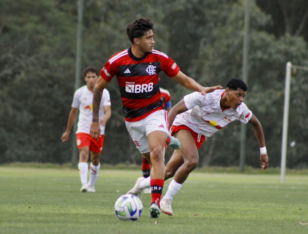 Flamengo empata com Bragantino e sobe uma posição no Brasileirão Sub-17