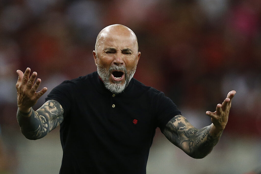 Sampaoli recebe suspensão e multa da Conmebol; saiba valor