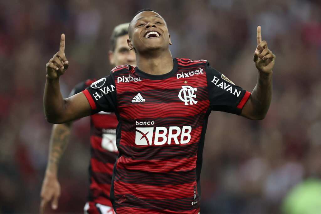 Flamengo oficializa venda de Matheus França ao Crystal Palace dias após assegurar em balanço que não havia necessidade de vender jogadores