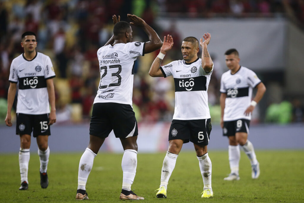 Time do Olimpia em campo contra o Flamengo, no Maracanã