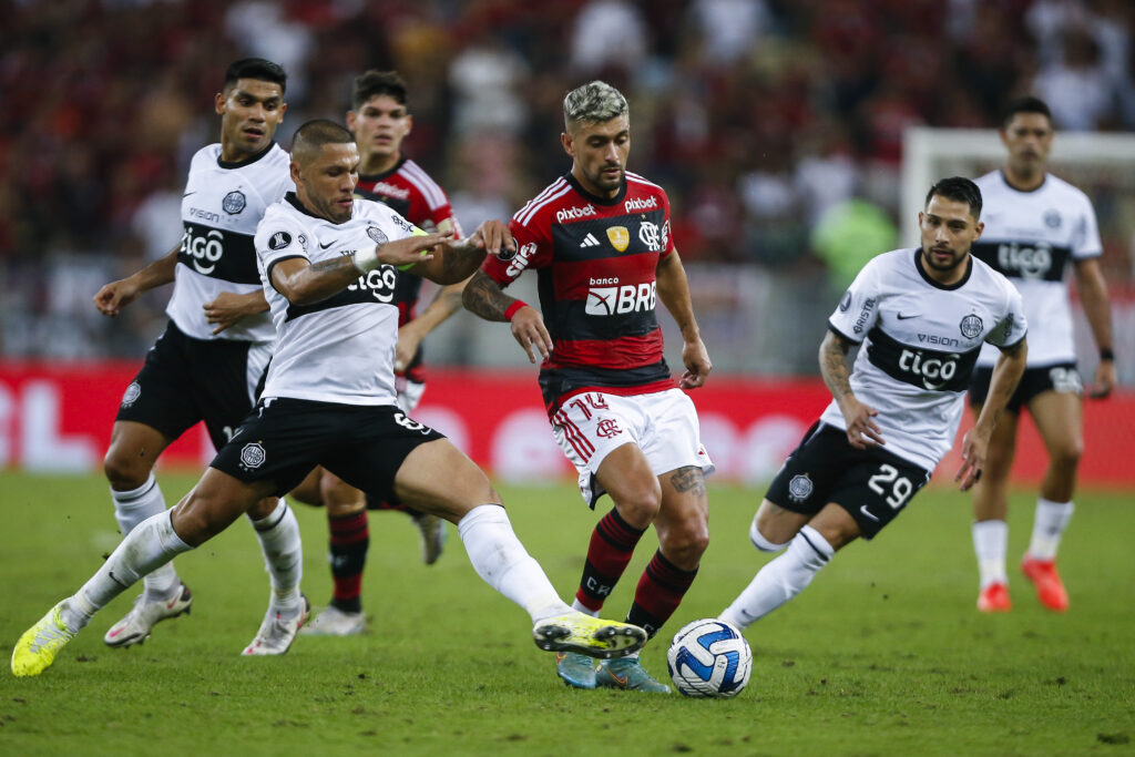 Arrascaeta em campo pelo Flamengo contra o Olimpia, pelas oitavas de final da Libertadores; confira palpites para confronto decisivo