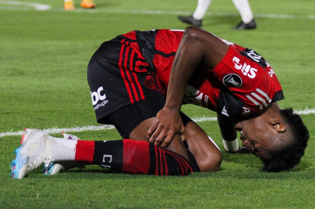 Bruno Henrique sente a marcação dura durante partida contra o Olimpia