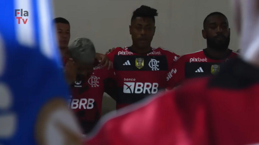 Bruno Henrique dá preleção histórica antes de destruir em clássico