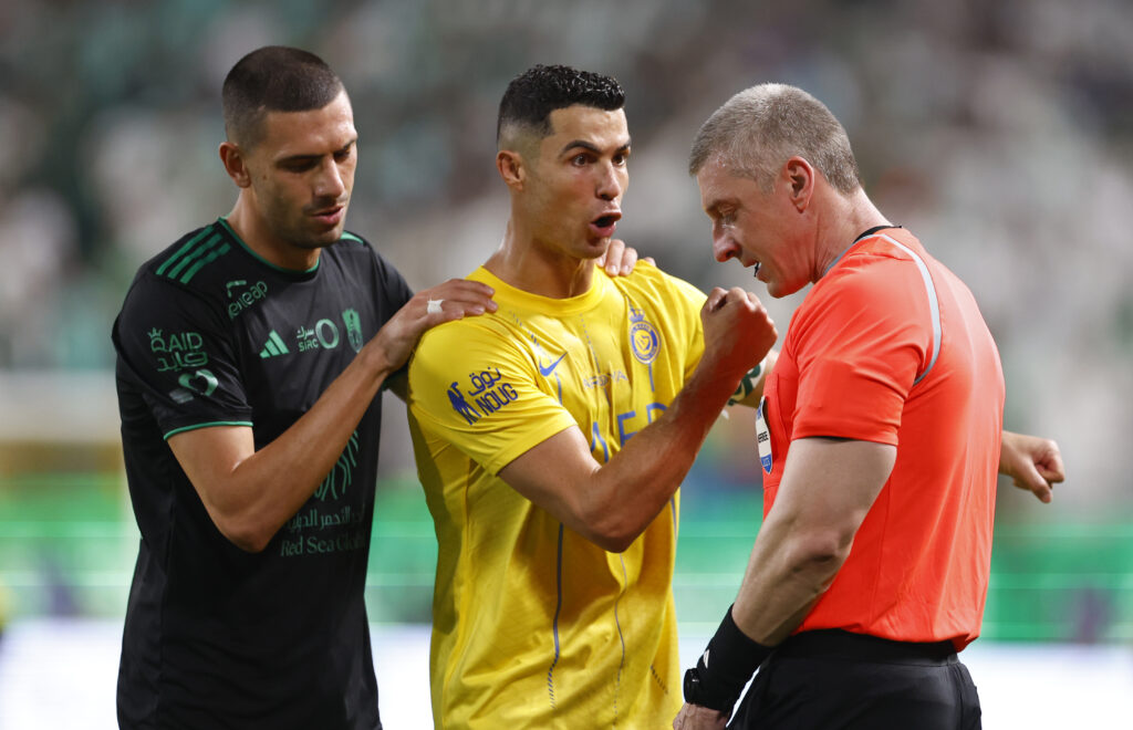 Cristiano Ronaldo reclama com Anderson Daronco em Al-Nassr x Al-Ahli; árbitro apitou Flamengo x São Paulo pela Copa do Brasil