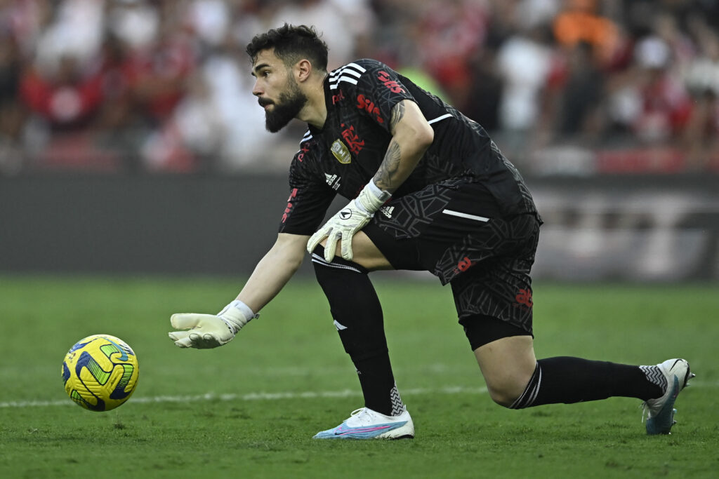 Matheus Cunha repondo bola em jogo para o Flamengo