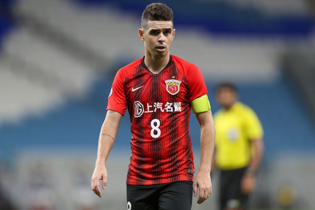 Oscar em campo pelo Shangai Port; alvo do Flamengo em 2022 e 2023, meia deve deixar o futebol da China no final da temporada