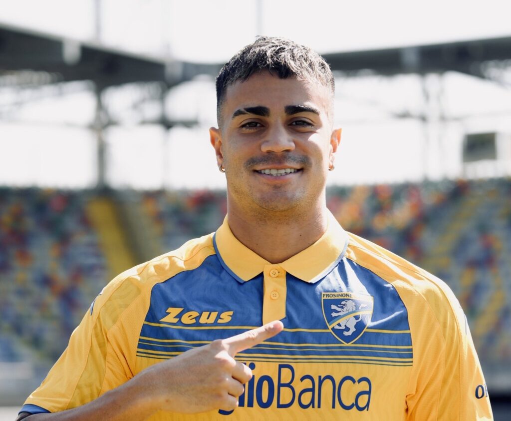 Reinier com camisa do Frosinone, da Itália; atleta ex-Flamengo comentou escolha por time de menor expressão e desejo de ter sequência na Europa