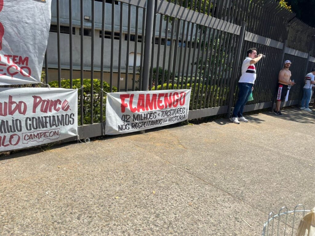 Faixa de torcedores do São Paulo com elogios ao Flamengo antes de final da Copa do Brasil