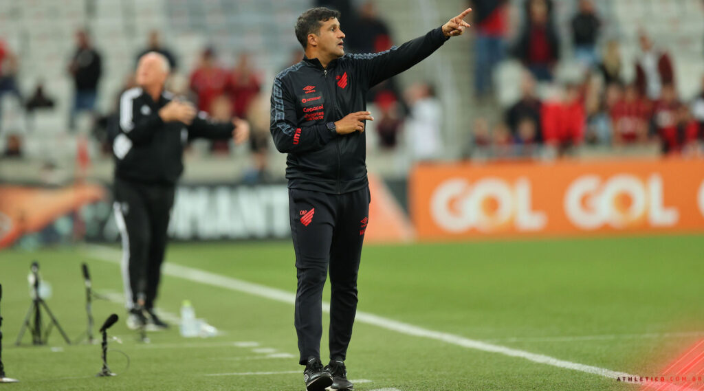 Wesley Carvalho, técnico do Athletico, deve ganhar reforço contra o Flamengo