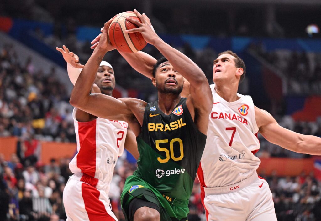 Bruno Caboclo foi um dos destaques da vitória do Brasil contra Canadá na Copa do Mundo de Basquete