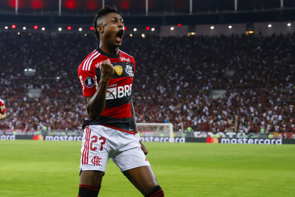 Bruno Henrique comemora gol pelo Flamengo; Rodolfo Landim dá sinal verde para contrato longo para o atacante