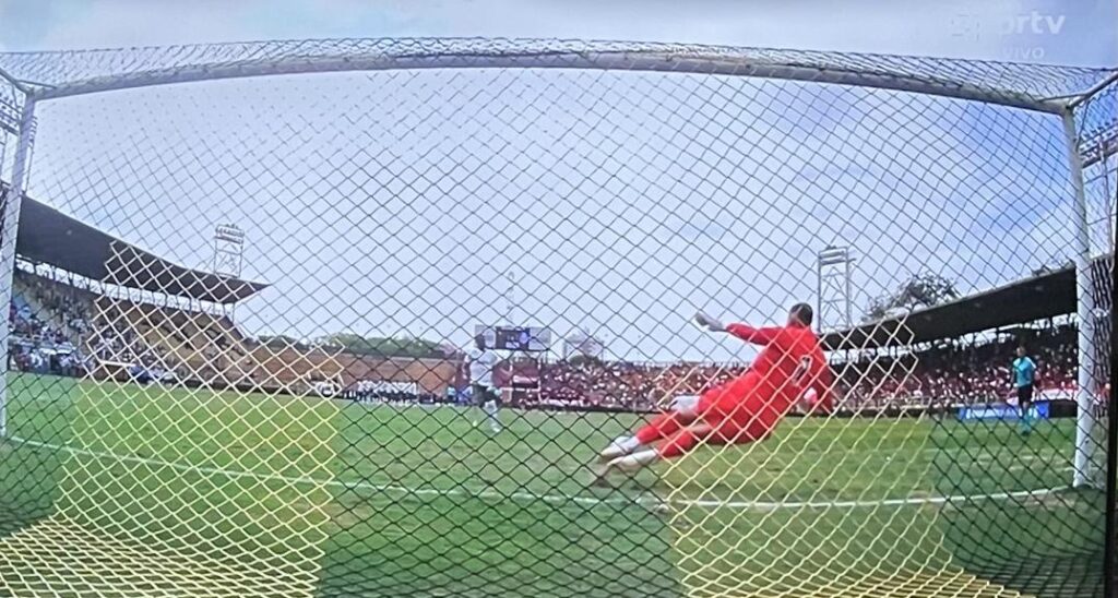 Francisco Dyogo defende o pênalti de Alan. Goleiro é sobrevivente da tragédia no Ninho do Urubu