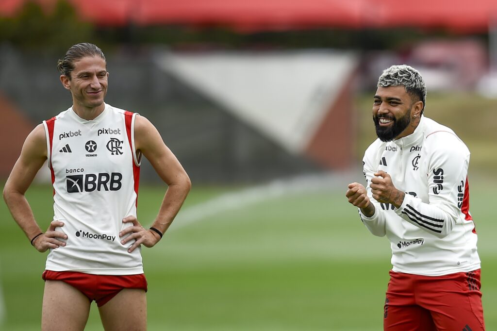 Gabigol e Filipe Luis em treino no ninho do urubu