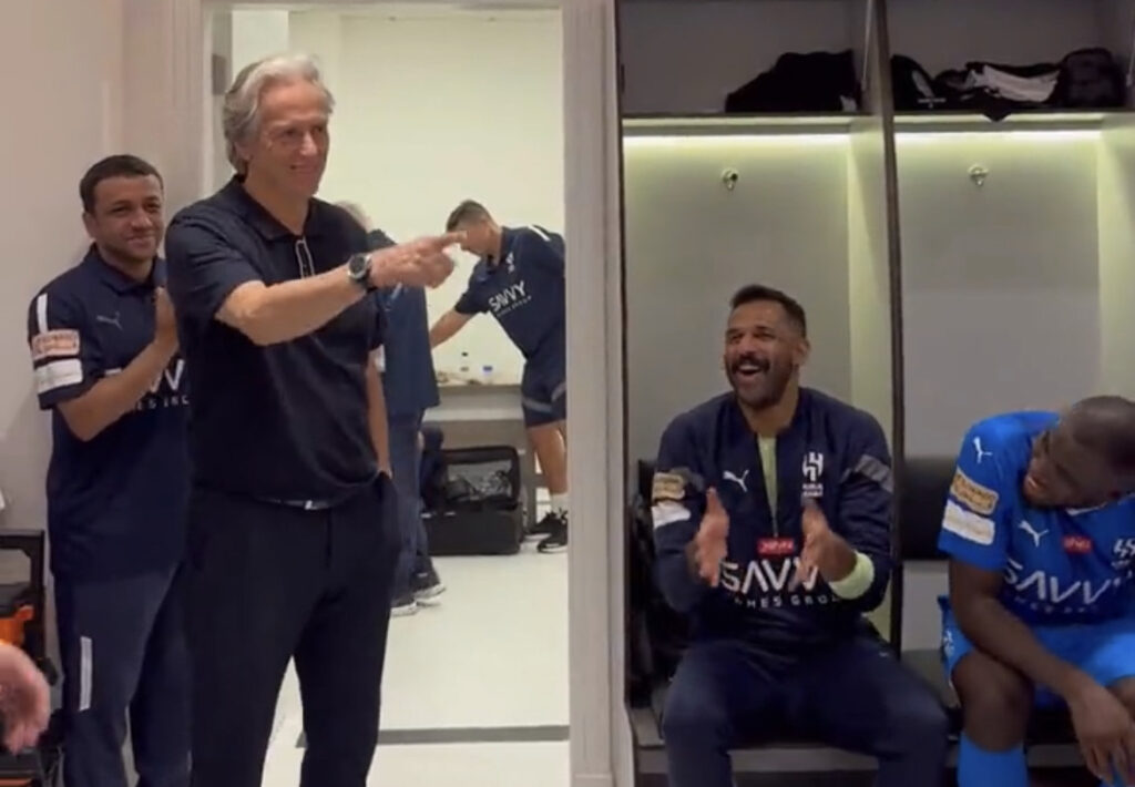 Jogadores do Al-Hilal cantam música da torcida do Fla para Jorge Jesus