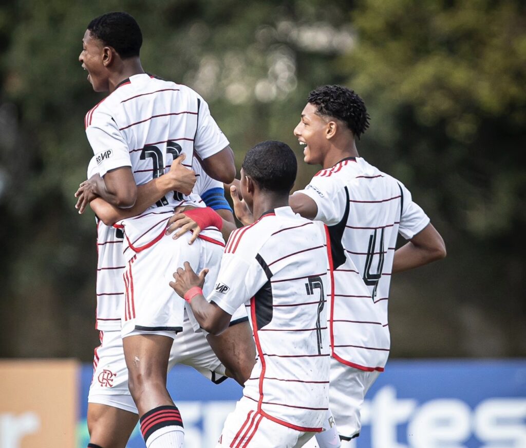 Bill marca golaço e Flamengo empata com Athletico-PR nas quartas do Brasileirão Sub-17