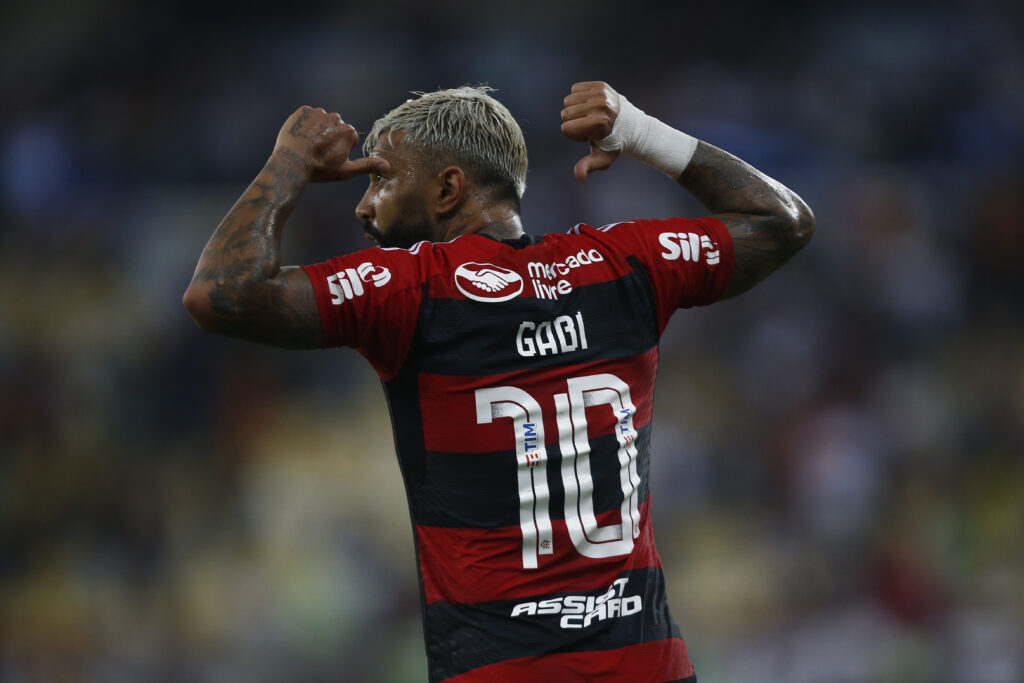 Petkovic desaprova Gabigol como camisa 10 do Flamengo, mesmo atacante tendo benção de Zico para assumir o número