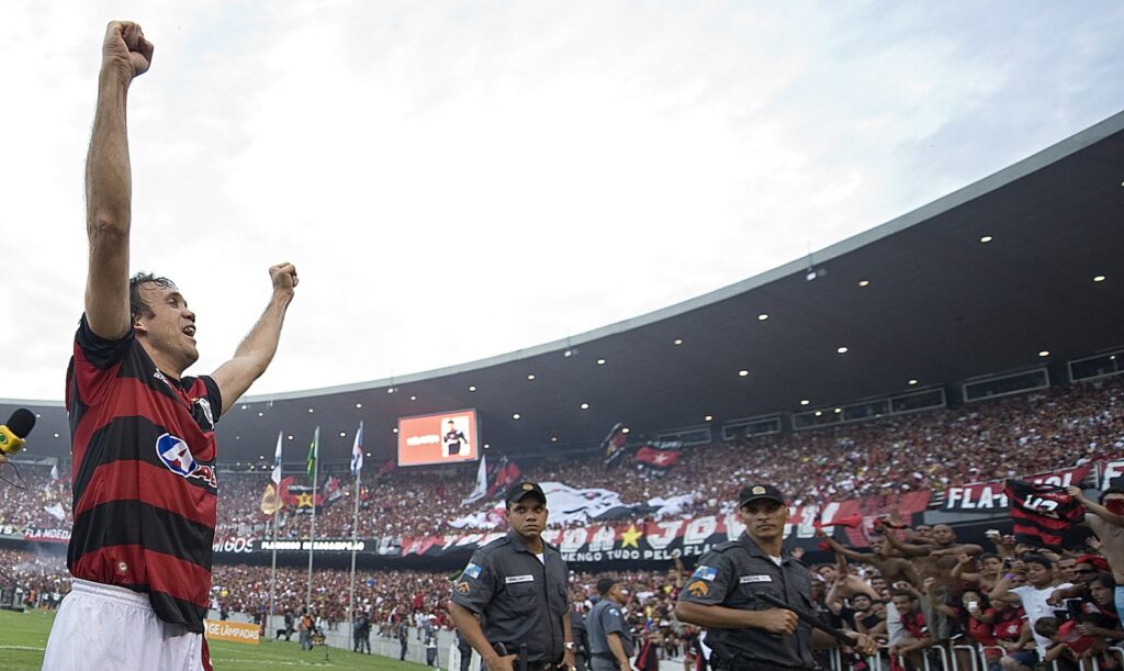 Após empate contra o Corinthians, Flamengo está a 11 pontos do líder na classificação, mas já tirou diferença no Campeonato Brasileiro de 2009