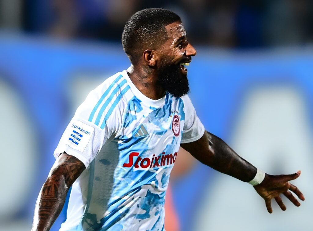 Rodinei, ex-Flamengo, comemora primeiro gol pelo Olympiacos
