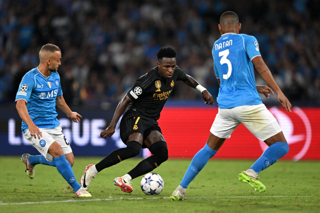 Vinícius Júnior encara marcação de Natan na Champions League, em Napoli x Real Madrid