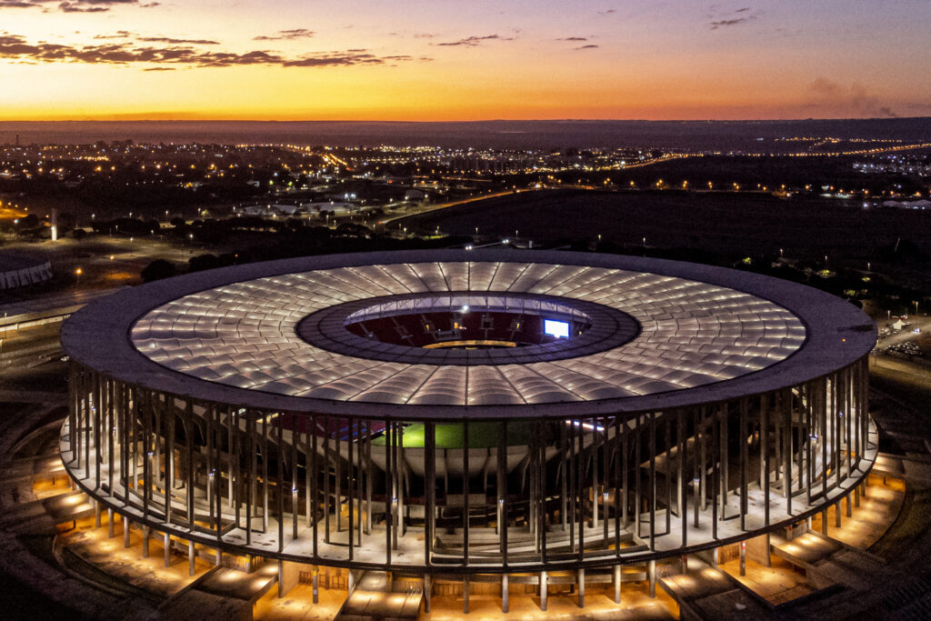 Foto externa do Mané Garrincha. Após receber show de Roger Waters, estádio recebe operação especial para gramado estar em boas condições em Flamengo x Santos