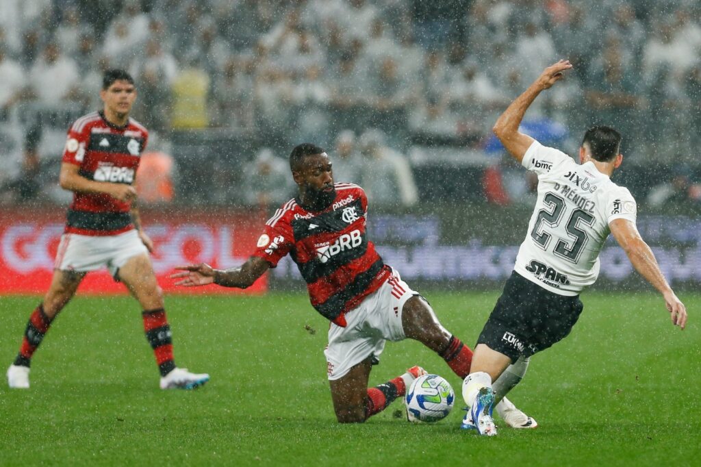 Gerson briga pela bola. Meia foi o melhor em campo no empate contra o Corinihians, pela 26ª rodada do Brasileiro