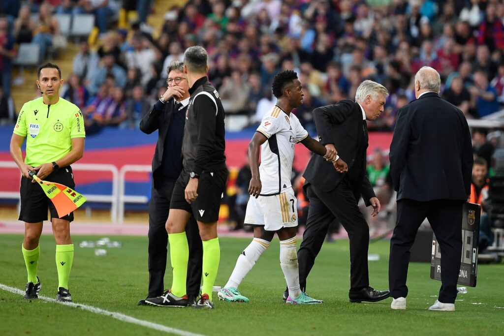 Vini Jr. deixando o campo. Atacante sofreu insultos racistas em Barcelona x Real Madrid por La Liga