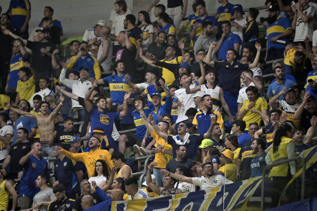 Vamos ganhar dos filhos do Flamengo? Torcida do Boca canta música após eliminar o Palmeiras e viraliza com suposta provocação ao Fluminense