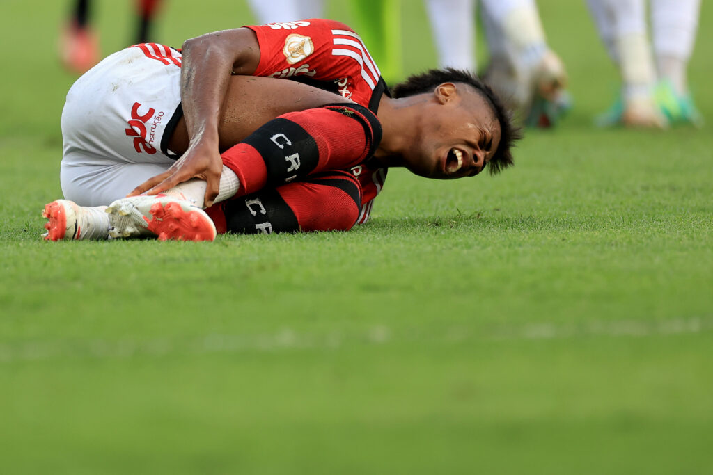 Bruno Henrique e Pedro são reavaliados após dores contra o Bahia