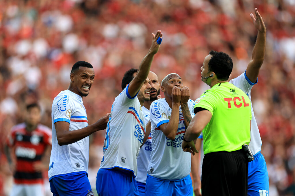 Bahia ignora explicações de Seneme com áudio do VAR e irá abrir representação na CBF contra arbitragem da partida com o Flamengo