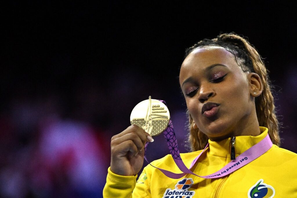 Atleta do Flamengo, Rebeca Andrade posa com a medalha de ouro conquistada na Copa do Mundo de Ginástica Artística