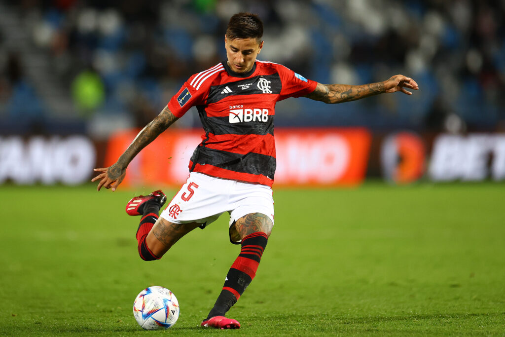 Erick Pulgar caminha para se tornar o batedor de faltas oficial do Flamengo após dois chutaços contra o Bahia