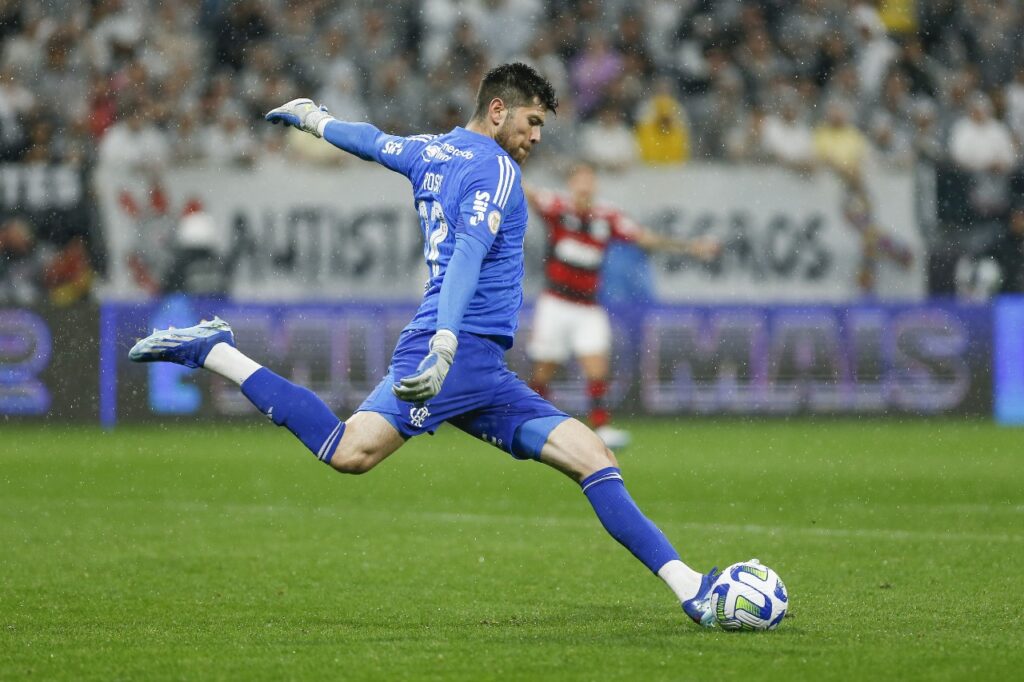 Agustín Rossi, goleiro do Flamengo, em partida contra o Corinthians; argentino tem se destacado no jogo com os pés