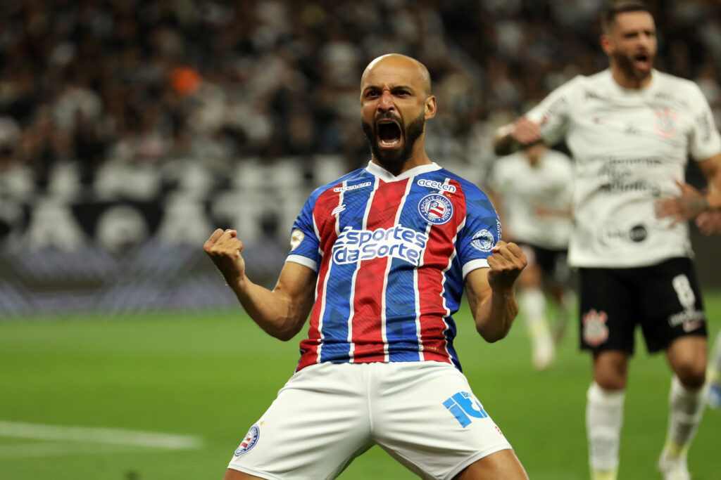 Thaciano comemora um dos gols da vitória do Bahia; time igualou maior o Flamengo como a maior goleada no Corinthians em Itaquera